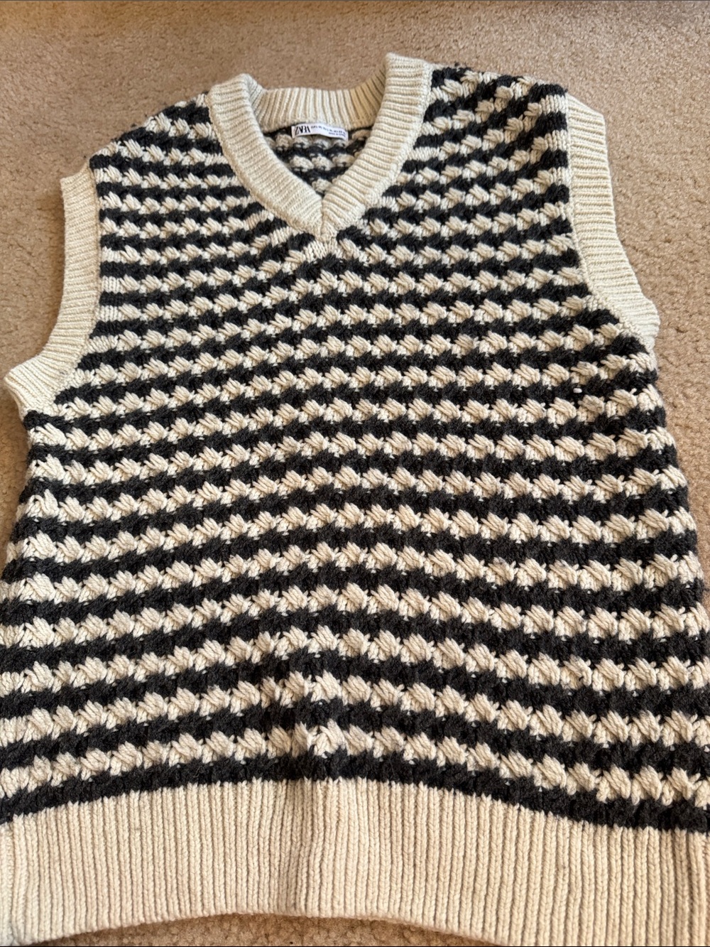 ZARA - Men’s Gray & Cream Knit V-Neck Sweater Vest - Size L-XL